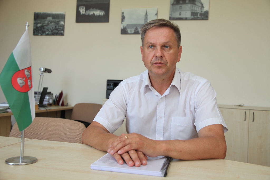 Ar oponentiem nepārstās sveicināties. Pat tad, ja zinās par aizmuguriskiem gājieniem – tā saka Gulbenes novada jaunās domes deputāts Normunds Mazūrs. Tomēr piebilst – ir pārsteigts par negācijām, kas tiek vērptas ap viņu.
Autors: Gatis Bogdanovs