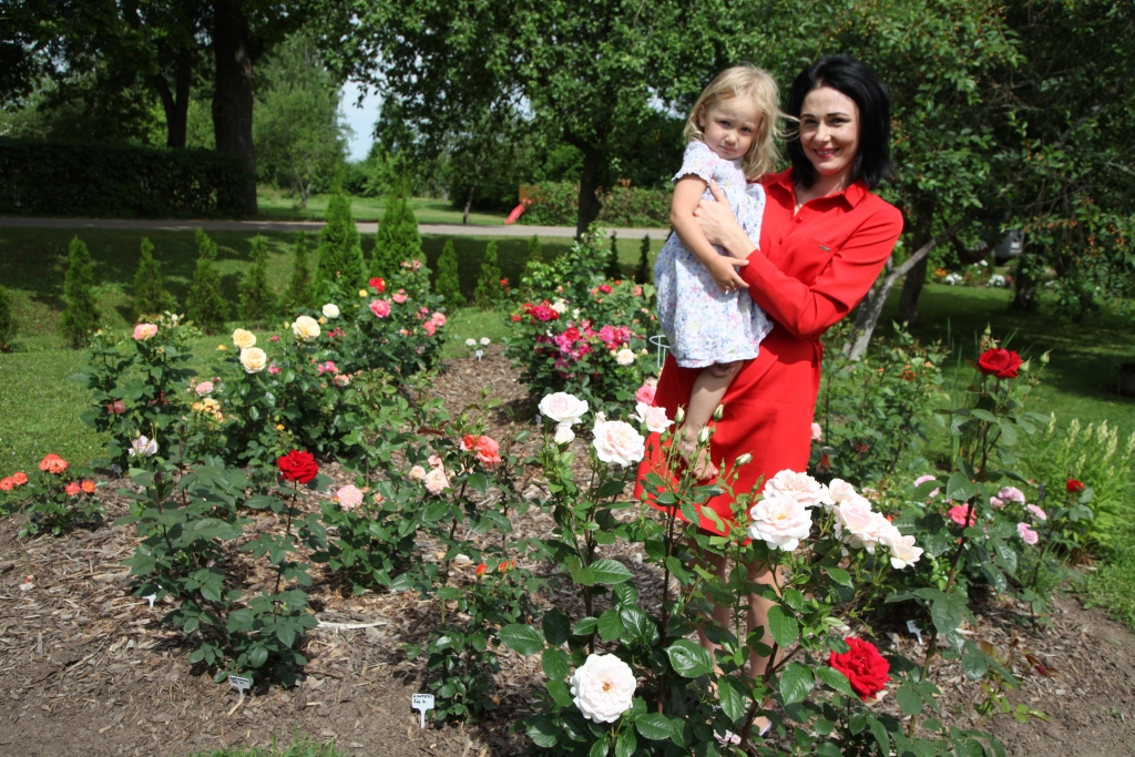 Ja bērnībā Santai Princovai dārza darbi negāja pie sirds, tad tagad rušināšanās pašas iekoptā dārzā, izauklējot savām rokām katru rožu stādu, kļuvusi par sava veida meditāciju un vaļasprieku. Arī viņas meitiņa Īrisa vasaras siltās dienas labprāt bauda kopā ar mammu pie puķu dobēm.
Autors: Gatis Bogdanovs