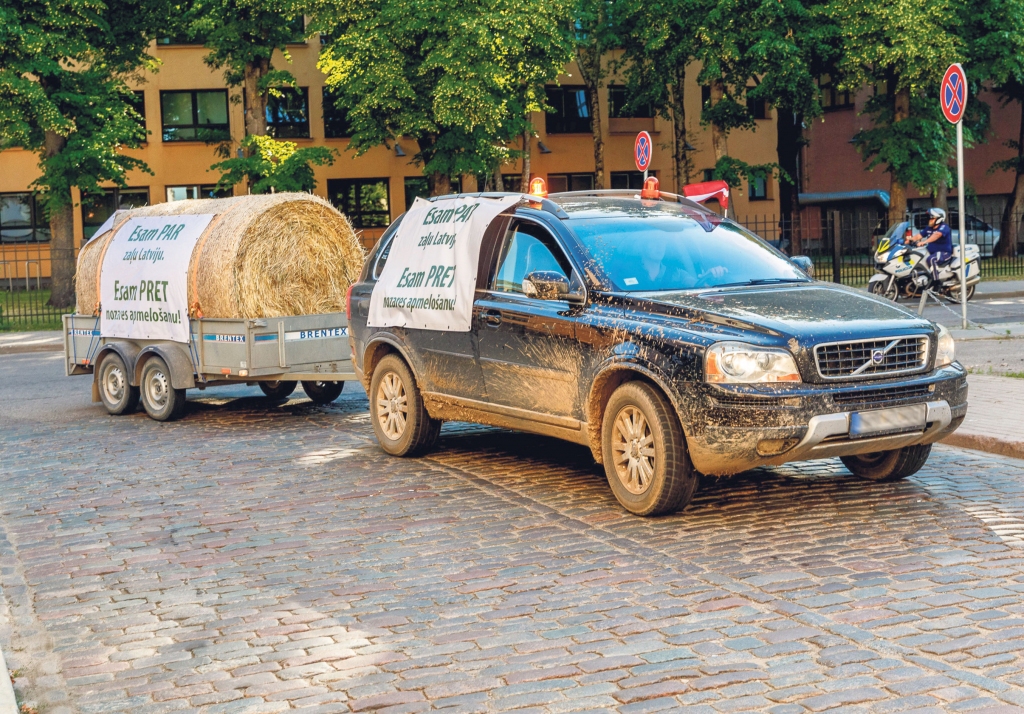 Šādi tika pārstāvēts Gulbenes novads Rīgā lauksaimnieku protestā. “Lai piedalītos šajā protesta akcijā, es uz Rīgu braucu ar savu automašīnu, kurai piekabē bija ievietoti siena ruļļi. Uz tiem bija plakāti ar konkrētu viedokli un mūsu prasībām,” stāsta zemnieku saimniecības “Lācīši” īpašnieks Gints Gžibovskis. 
Autors: no biedrības “Zemnieku saeima” arhīva