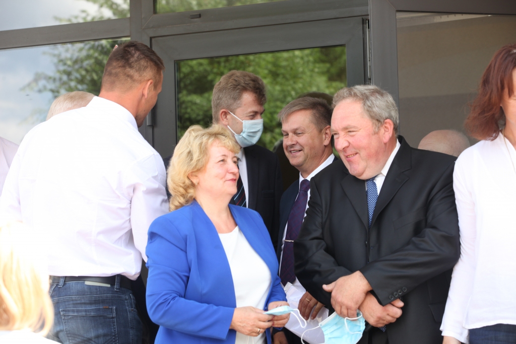 Vakar, 1.jūlijā, notika pirmā jaunievēlēto Gulbenes novada domes deputātu fotosesija. Tas bija brīdis, kad par domes priekšsēdētāju jau bija ievēlēts Andis Caunītis, kurš saviļņojumā, iznākdams no sēžu zāles, aizmirsa noņemt sejas masku, kamēr viņam to ieteica izdarīt “Dzirkstele”. Attēlā jaunais priekšsēdētājs draudzīgi sarunājas ar otru kandidātu uz šo amatu Normundu Mazūru (otrais no labās). Par novada domes priekšsēdētāja vietnieci deputāti no sava vidus ievēlēja Gunu Šviku. Otrs kandidāts bija Gunārs Ciglis (no labās). Attēlā abi ir redzami sarunā. Interviju ar A.Caunīti lasiet 6.jūlija “Dzirkstelē”!
Autors: Gatis Bogdanovs