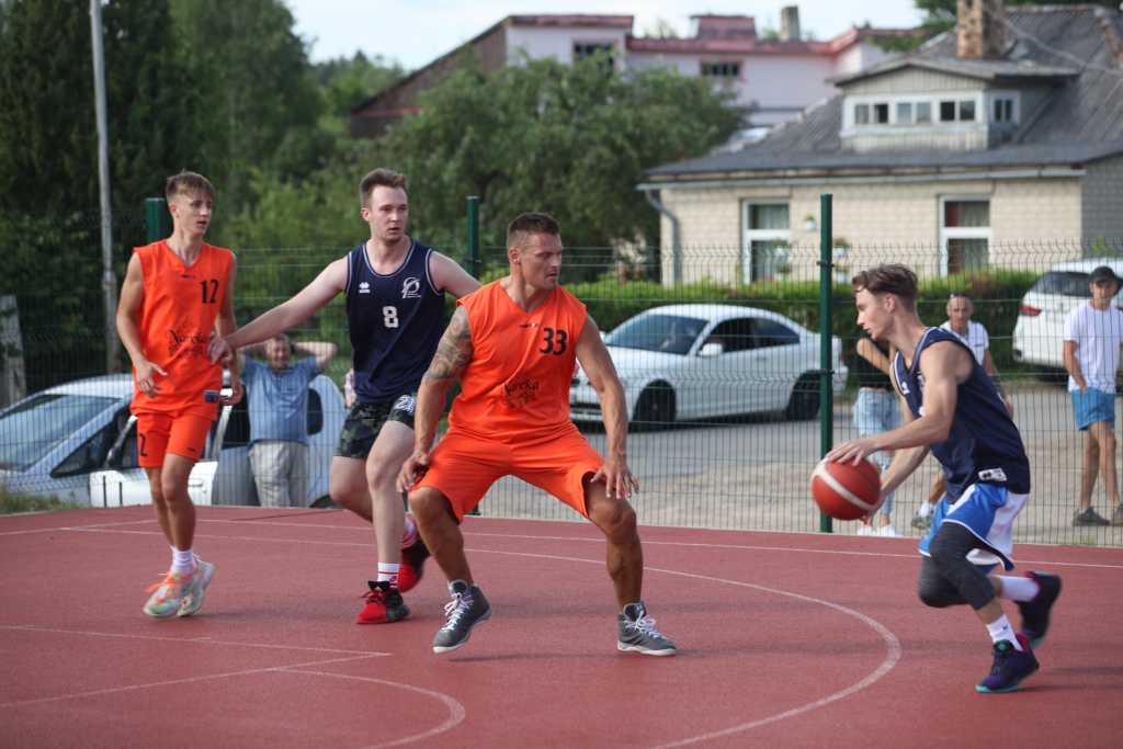 Otro reizi Gulbenē tiek organizēts basketbola turnīrs “Vasaras līga”. Sestdien pārliecinošu uzvaru spēlē ar “LKK Valmiera” guva gulbeniešu komanda “Nareka” (21:8; 21:4), kura pirms gada šajā turnīrā izcīnīja čempiones titulu.
Autors: Gatis Bogdanovs