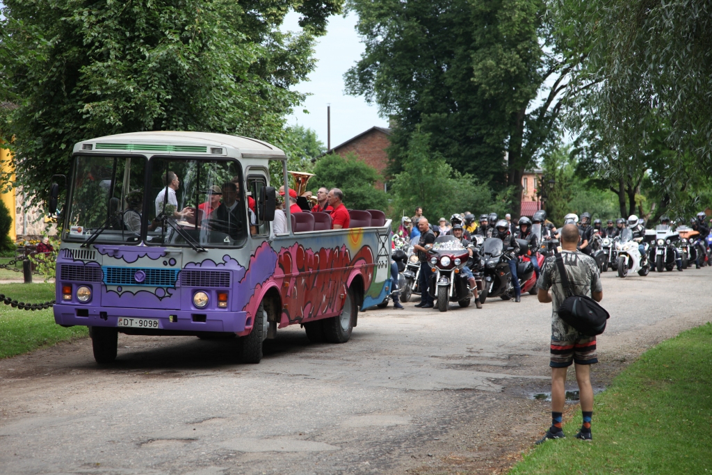 Motociklu parāde izraisīja prieku skatītāju vidū. Parādes priekšā autobuss kabriolets ar pūtēju orķestri.