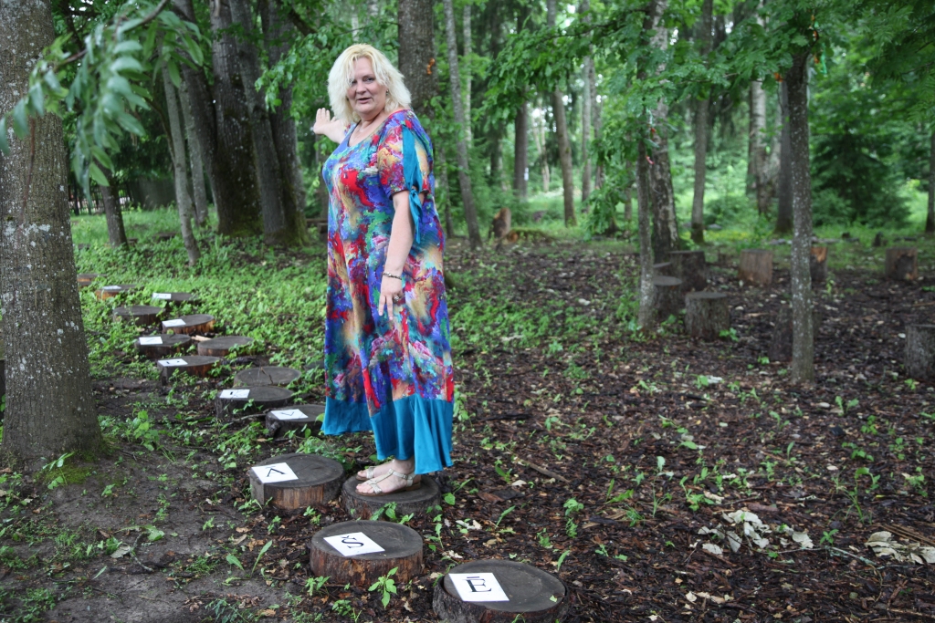 Dabā ikvienam no mums ir iespēja paplašināt savu redzesloku, redzēt un izzināt apkārt notiekošo un esošo, un tas notiek nepiespiestā veidā, gūstot gandarījumu un arī prieku. Daba ir lielisks palīgs arī logopēda darbā. Stāķu sporta un atpūtas parkā Gulbenes novada pašvaldības Izglītības pārvaldes logopēde Daiga Kalinka izveidojusi brīvi pieejamu un visiem interesentiem patstāvīgi lietojamu logopēdisko valodas taku, kas nodrošina logopēdiskos treniņus dabā. D.Kalinka aicina ikvienu izmantot šo iespēju – iziet ārpus četrām sienām, iziet no kabineta un doties dabā, lai kopīgiem spēkiem sekmētu bērniem noteikto prasmju apgūšanu. 
Autors: Gatis Bogdanovs