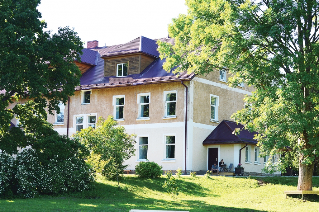 Ozolu skolu, kurā tagad dzīvo komponists Jānis Lūsēns un viņa dzīvesbiedre flautiste Evija Mundeciema, 1910. gadā uzcēla Aumeisteru draudze skolas vajadzībām.                                    