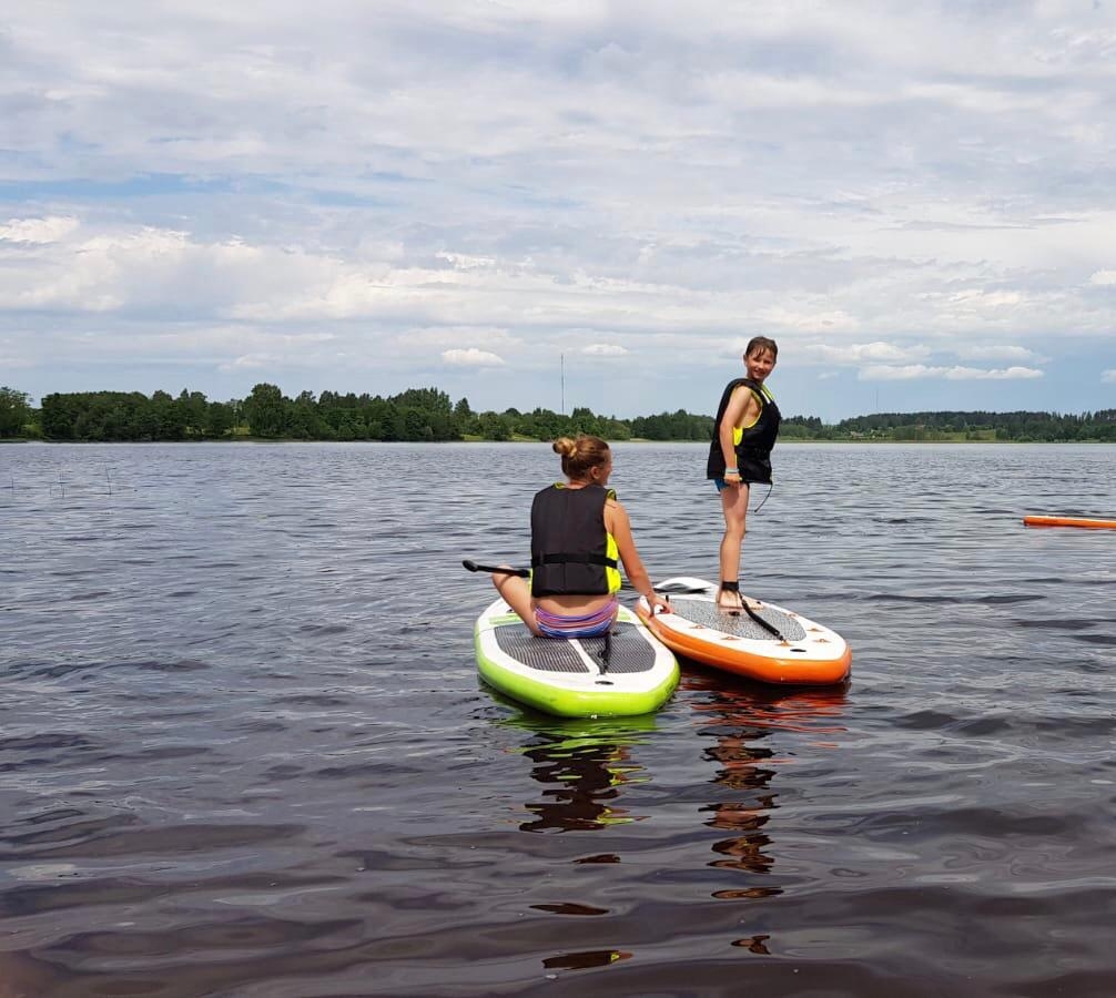 Stāmerienas vietējā iedzīvotāja Evita Indriksone kopā ar dēlu regulāri izmanto iespēju iznomāt SUP dēli un līdz šim nav novērojusi, ka tas traucētu tiem, kuri peld.
Autors: no personīgā arhīva