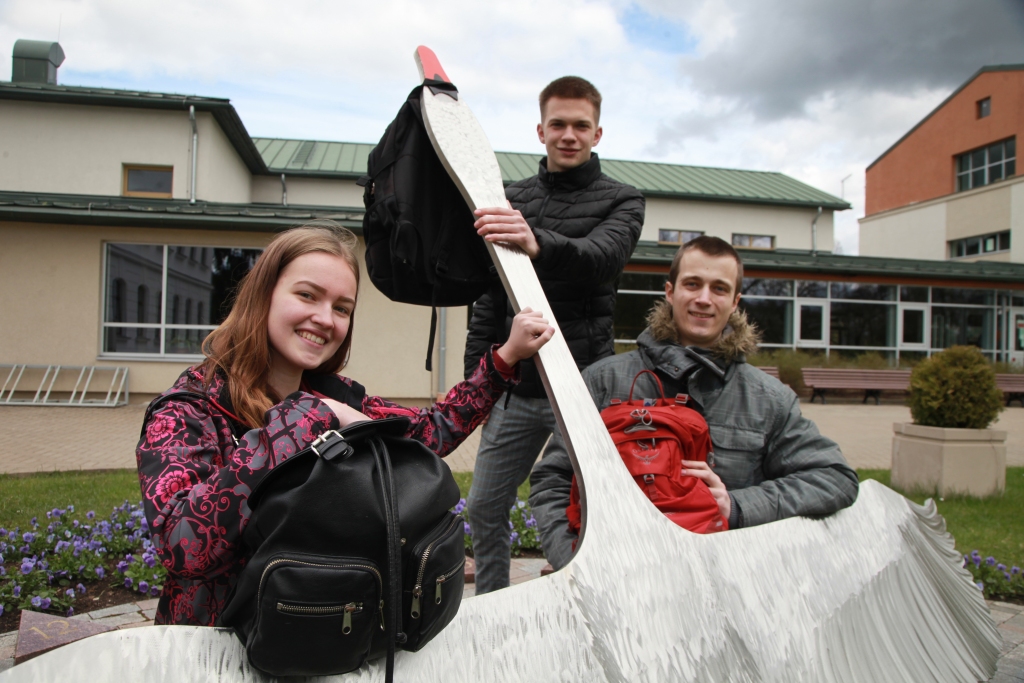 12.klašu absolventiem eksāmeni jau aiz muguras, arī Gulbenes novada vidusskolas skolēniem Evitai Gusārei, Ņikitam Trifonovam un Linardam Reinim Rozītim. Evita “Dzirkstelei” stāsta, ka viņai eksāmenos kopumā veicās labi. “Matemātika likās grūtāka, tur es vēlējos iegūt augstākus rezultātus. Bija arī daži uzdevumi angļu valodas eksāmenā, kas bija grūtāki. Uzskatu, ka visiem rezultāti būtu bijuši augstāki, ja mēs būtu mācījušies klātienē, kaut gan neilgais laika brīdis, kad ļāva atgriezties skolā uz konsultācijām, palīdzēja,” saka Evita. Linards Reinis atzīst: “Par laimi, veicās salīdzinoši labi, līdz ar to, jā, attālinātā mācīšanās strādā.” Viņaprāt, āķīgākais bija matemātikas eksāmens, kurā pašam veicās ne pārāk labi. “Kopumā šogad nokārtoju piecus eksāmenus, bet, kā daudzi ir teikuši: ja stundās neguļ, tad nav tik traki. Bet grūtākie eksāmenu jautājumi vēl arvien slēpjas eksaktajās zinātnēs. Mans personīgais ieteikums ir jau pirms eksāmeniem zināt, ko katrs nezinām. Tādā veidā jau no 10.klases sākuma saprast, pie kā vajag piestrādāt, bet kura uzdevuma laikā var paspēt padzerties ūdeni un izstaipīties,” saka Linards Reinis.
Autors: no “Dzirksteles” arhīva