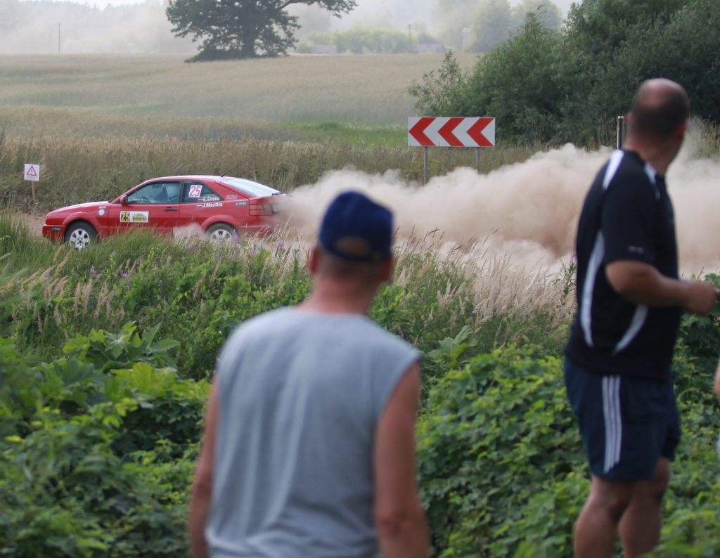 Ne visi skatītāji ar prieku noskatās, kādus putekļu mākoņus aiz sevis atstāj E. Širaks/J. Mezītis.
Autors: Gatis Bogdanovs