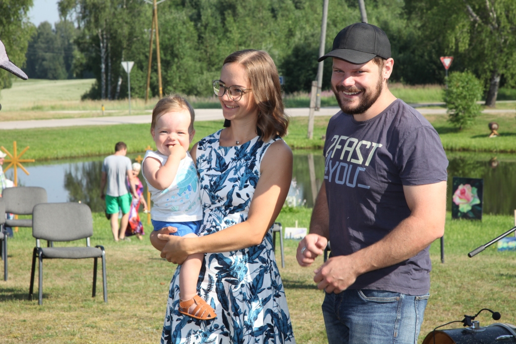 Pagājušās nedēļas nogalē patīkamā un mierīgā gaisotnē izskanēja Bērnu rīts Beļavas pagastā. Beļavieši savā saimē uzņēma 14 jaundzimušo pagasta iedzīvotāju, starp tiem arī 11 mēnešus veco Rūdolfu, kurš ir omulīgs un aktīvs puika. Viņam interesē tehnika un patīk zirgi. Tā par viņu saka mamma Rūta Baranovska un tētis Mikus Krevics no Ozolkalna. Mazuļu vecāki priecājas, ka pagastā par tradīciju vasarā ir kļuvis Bērnu rīts, kad godina bērniņus, tā liekot ikvienam mazulim un viņu vecākiem justies īpašiem. 