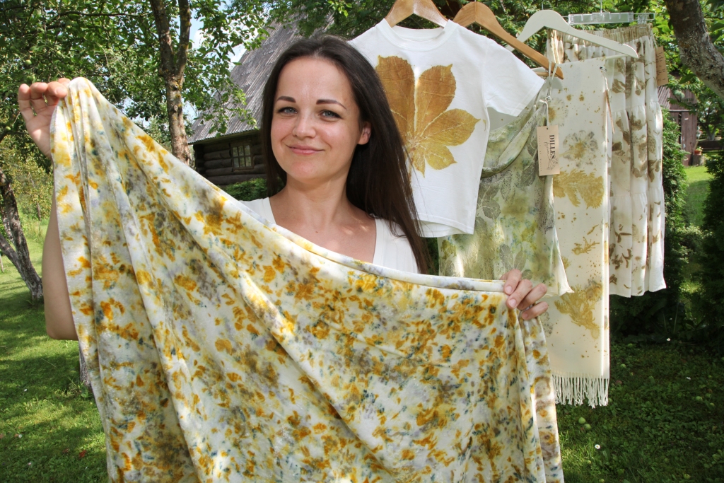 Irīnas Abakokas radītie tekstilmākslas darbi ir atšķirīgi cits no cita, jo neviena lapa vai zieds arī dabā nekad nav vienāds. Tos radot, viņu pārņem iekšēja miera un harmonijas sajūta. “Es jūtu, ka man tas ir jādara, ka tas ir īstais virziens. Kur šis ceļš mani aizvedīs, to es redzēšu vēlāk,” saka Irīna.
Autors: Gatis Bogdanovs