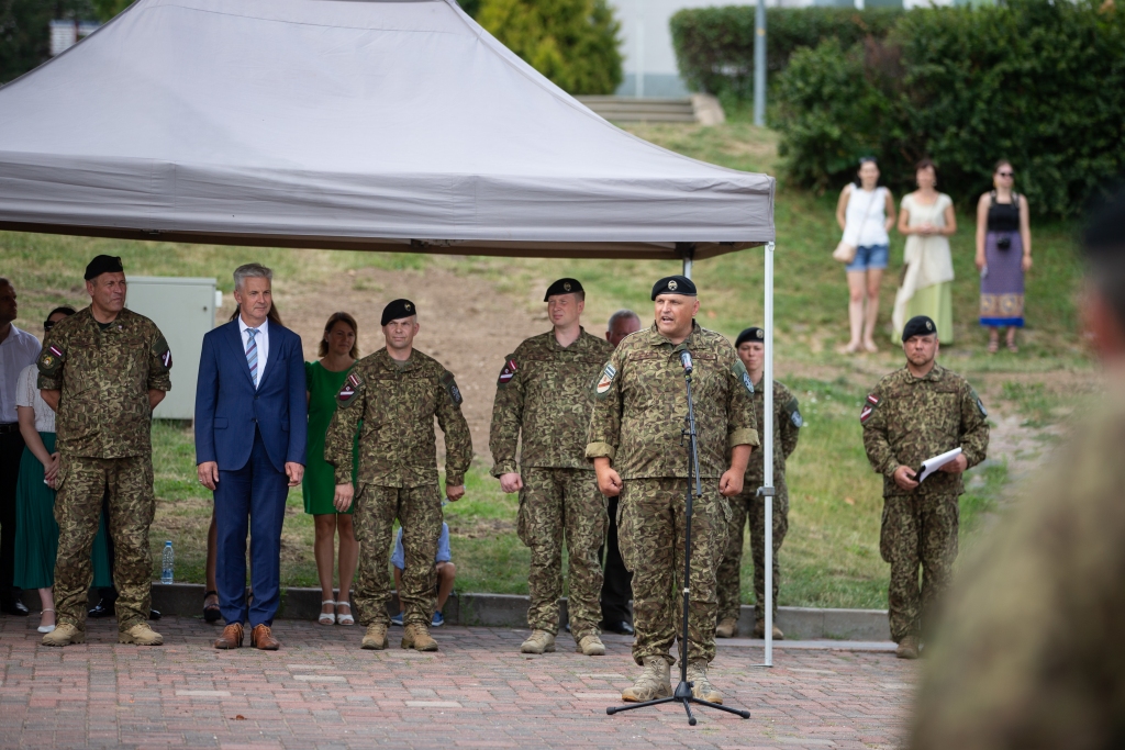 Zemessardzes 25. kājnieku bataljona komandieris pulkvežleitnants Ģirts Pintāns, uzrunājot klātesošos, atzina, ka šīs pārmaiņas viņš sagaida ar dalītām sajūtām. “Vispirms ir liels prieks un lepnums par bruņoto spēku attīstību. Ir prieks, ka 26. bataljona atjaunošana sniedz iespēju 25. kājnieku bataljona pārtapšanai par profesionālā dienesta kaujas atbalsta bataljonu. No otras puses, man ir skumji un nostalģiski šķirties no lielākās daļas savas komandas.