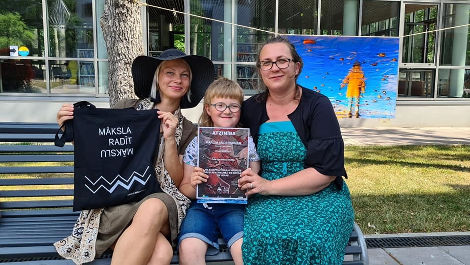 Kārlis Aldersons, saņemot Atzinības rakstu kopā ar savu skolotāju Inu Treiliņu (no kreisās) un mammu Lindu Kukari-Aldersoni.
Autors: no personiskā arhīva