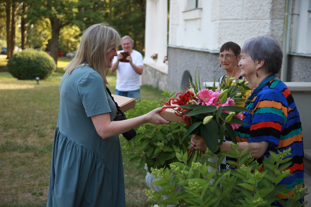 Sirsnīgā atmosfērā mākslas cienītāju lokā sestdien tika oficiāli atklātas izstādes, mākslinieces I.Jakobi un L.Bakāne saņēma daudz ziedu un cieņas apliecinājumu.
Autors: Gatis Bogdanovs