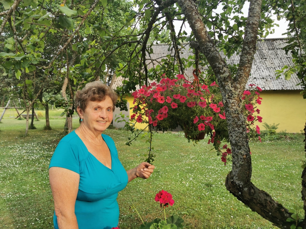 Kopš 1976. gada ikdienai aizritot Rankas pagastā, Genovefa Arena neaizmirst arī savas dzimtas saknes un atmiņu stāstus un uzraksta īpašu grāmatu “Es piedzimu Miglānos”. To dāvinājumā saņem sanākušie ģimenes locekļi īpašā dzimtas salidojumā, un nu grāmatu var atrast novada bibliotēkās. “Šī ir vēsturiska grāmata, kas īpaša būs nākamajām paaudzēm. Sāku no apkopojuma un nonācu līdz grāmatai,” tā autore.
Autors: Viktorija Slavinska-Kostigova