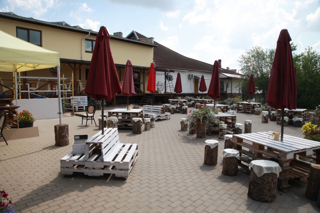 Āra terases ir iecienīta maltīšu vieta, īpaši vasarās. Tagad arī kūku bode “Gardums” gaida savus viesus jaunajā terasē “Perons”. Te ir iespējams baudīt vasaru, gardas kūkas un atspirdzinošus dzērienus. Ikdienā Perons ir atvērts darba dienās un sestdienās. Reizi divās nedēļās tiek plānoti arī Perona svētki. 
Autors: Inita Savicka