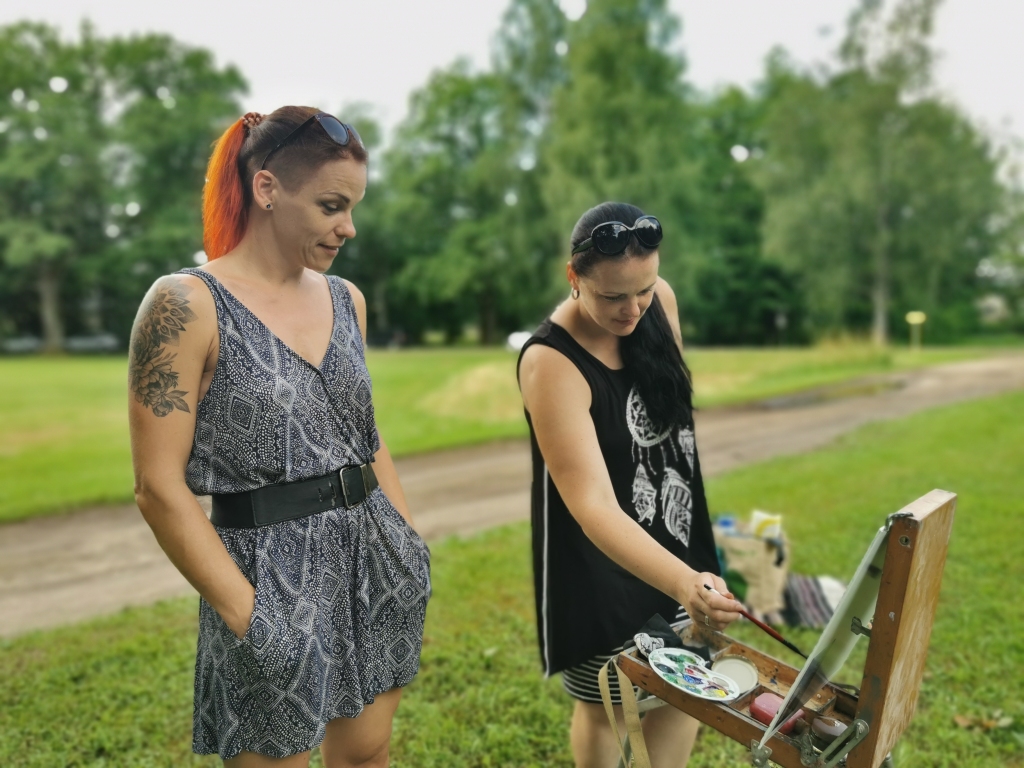 “Es ieteiktu likt vēl siltākus toņus,” sirsnīgi māsu Vinetu pamāca māksliniece Ilvija Juškeviča. Viņa stāsta, ka abas ar māsu ir šeit dzimušas, un laikā, kad gājusi Mākslas skolas Jaungulbenes filiālē, tieši pie pils bieži notikušas gleznošanas nodarbības.
Autors: Viktorija Slavinska-Kostigova