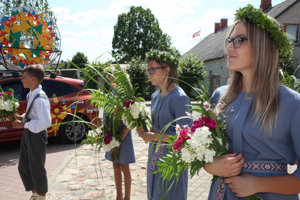 Arī sirsnīgi. Pavisam citādāk, nekā ierasts, no 12.jūlija Latvijas pašvaldībās ir sākušies XII skolu jaunatnes dziesmu un deju svētki, un svētku brauciens “Saulesvija” pa pašvaldībām ir daļa no šo svētku norises. Vakar, 22.jūlijā, “Saulesvija” ieripoja Gulbenē. Svētku viesi pie kolektīviem devās ar elektrovilcieniņu, sveicot dalībniekus. Gulbenes novada skolēnu kolektīvi, arī kora dziedātāji no Lejasciema, sagaidīja un uzgavilēja svētku organizatoriem, kuri bija ieradušies no Rīgas. Šis svētku mirklis bija citādāks, tomēr arī sirsnīgs, jo vietās, kur pulcējās kolektīvi, virmoja atkalredzēšanās prieks.
Autors: Gatis Bogdanovs