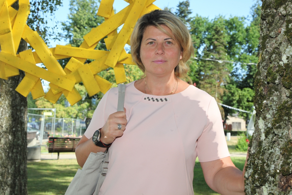 Vistuvākie, mājas, darbs – tikai tas Gunai Dangai šodien palīdz pieņemt realitāti un dzīvot tālāk. Viņa vienlaikus ir un nav viena savos pārdzīvojumos. Par to pagaidām vieglāk klusēt, nevis runāt.
Autors: Gatis Bogdanovs