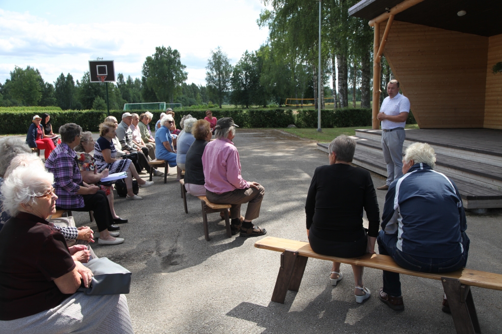 Galgauskas pagasta Dabas zālē trešdien bija pulcējušies aktīvākie iedzīvotāji, lai iebilstu pret bijušās pamatskolas ēkas iznomāšanu viesstrādniekiem. Viņu bažas kliedēja pagasta pārvaldes vadītājs Jānis Kupcis. 
Autors: Gatis Bogdanovs