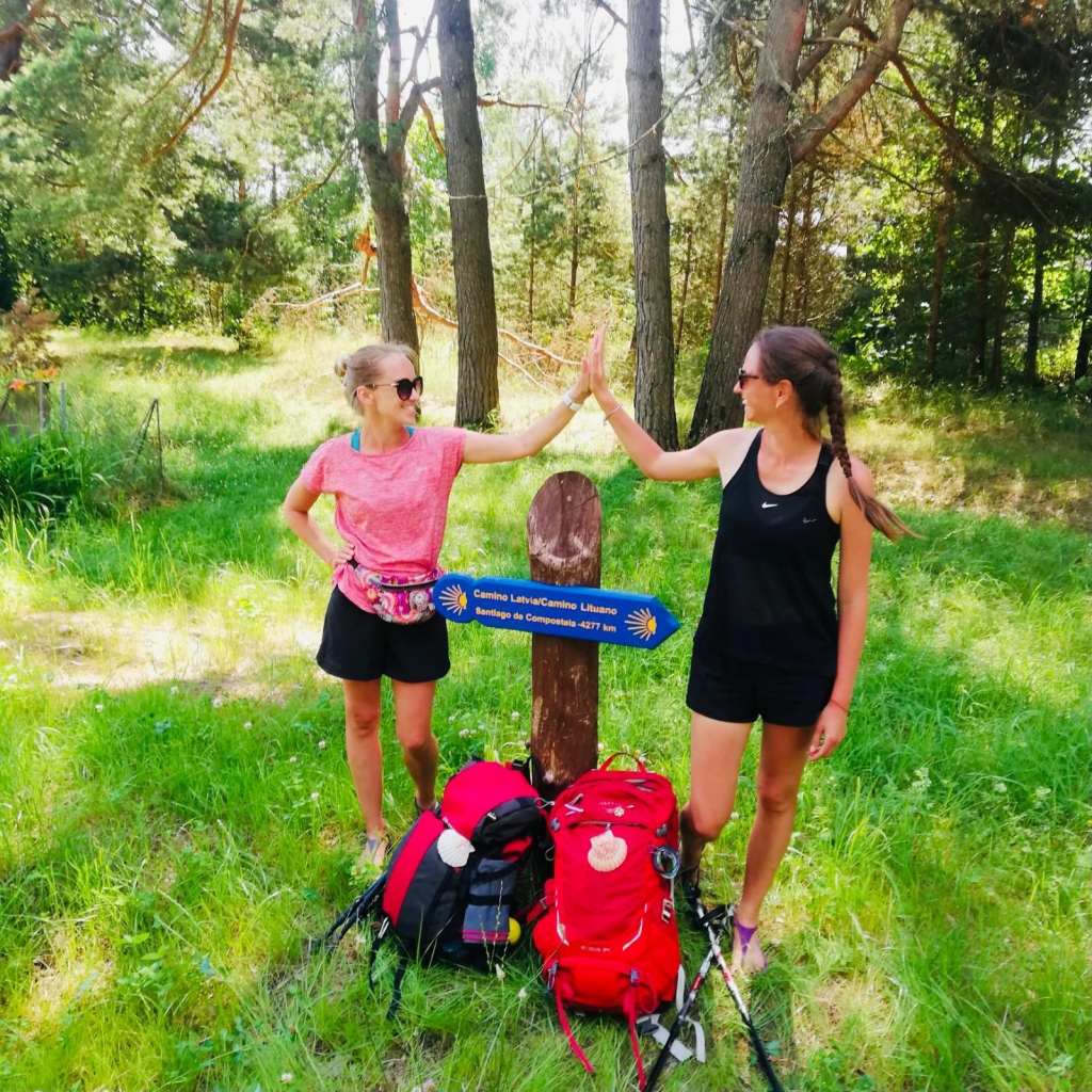 Kopā ar draudzeni Kintiju Ziediņu no Ikšķiles “Camino Latvija” posmā šovasar.
Autors: no personīgā arhīva