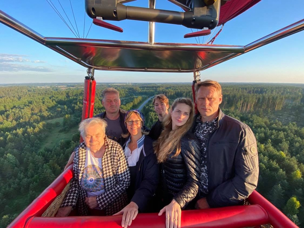 Dzimšanas dienas rītā, saulei austot, jubilāre Inta Dikmane kopā ar dēlu Aldi, meitu Maiju, mazbērniem Reinhardu un Dārtu, viņas vīru Aldi lidoja gaisa balonā virs Rankas.
Autors: no personiskā arhīva