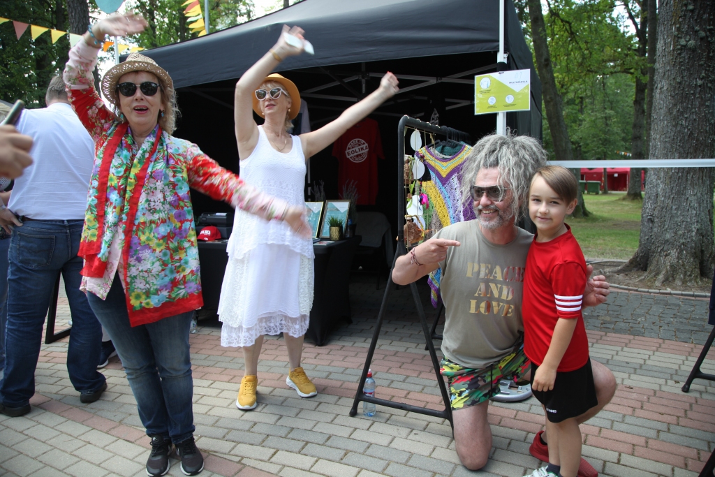 Pilsēta skan. Pagājušās nedēļas nogalē Gulbene svinēja pilsētas svētkus. Svētku programma bija plaša un daudzveidīga. Sestdien Gulbīšu parkā svētku apmeklētāji nepiespiestā atmosfērā varēja parunāties vai nofotografēties ar daudzām Latvijas slavenībām. Šo iespēju izmantoja arī mazais gulbenietis Horens Slics. Lai fotografēšanās mirklis kopā ar mūziķi un dīdžeju Horenu būtu neaizmirstams, viņiem uzdejoja arī Ieva Akuratere (no kreisās).
Autors: Gatis Bogdanovs