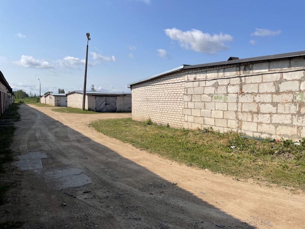 Novietotu zālienā Blaumaņa ielas garāžu rindas galā “Volvo” džipu gulbenieši bija ievērojuši jau kopš 17.jūlija. Tikai 20.jūlijā, kad uz policiju kāds tomēr piezvanīja un ziņoja par auto, mašīnas salonā tika atrasts miris vīrietis ar šautu brūci.
Autors: Diāna Odumiņa