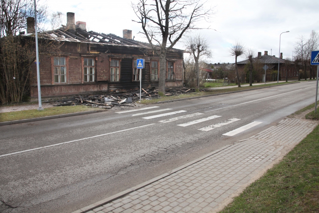 23.aprīlī ugunsgrēks pamatīgi izpostīja ēku Dzelzceļa ielā 3.
Autors: no “Dzirksteles” arhīva