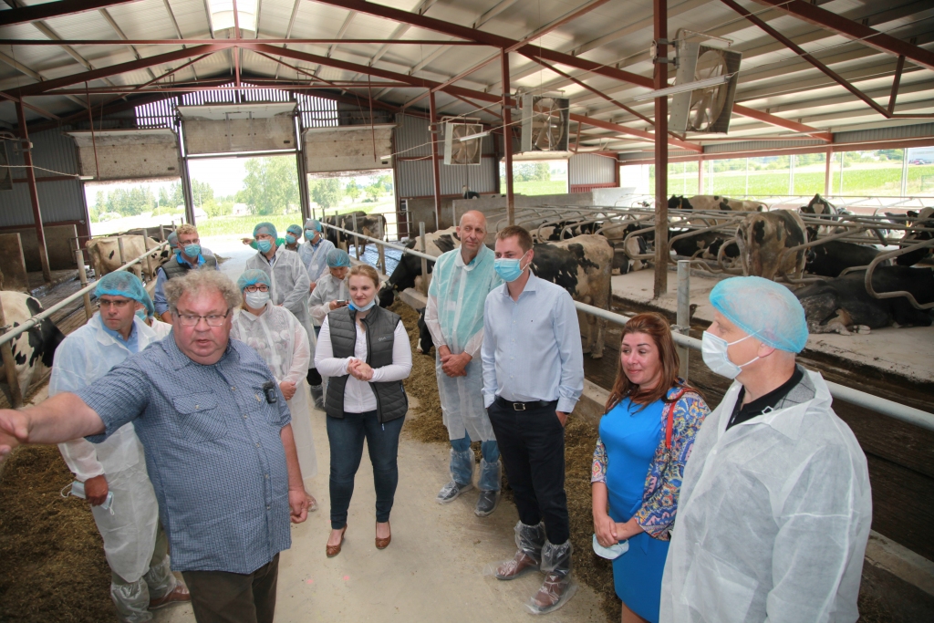 Lopu novietnē vienmēr ir vajadzīgs aizsargtērps, bet tagad arī ārpus tās tiek ievēroti ierobežojumi. visi foto: gatis bogdanovs
Autors: Gatis Bogdanovs   