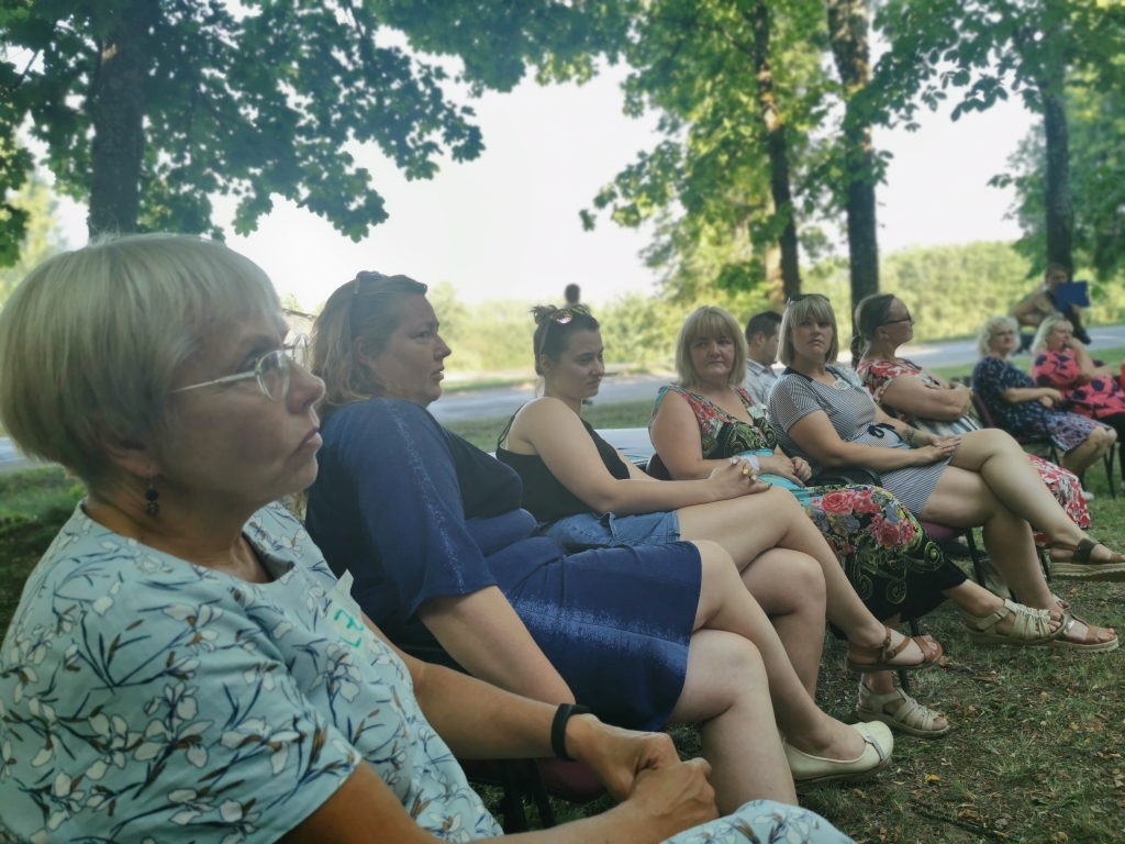 Pirmajā apkaimes ideju darbnīcā aktīvas un ierosinājumiem bagātas bija Līgo pagasta iedzīvotājas – (no kreisās) Ilze Brice, Kristīne Čakstiņa, Agnija Mežule, Mārīte Ločmele un klātesoša bija arī deputāte Guna Pūcīte. 
Autors: Viktorija Slavinska-Kostigova