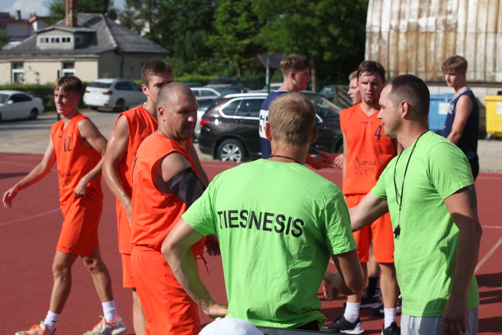 “Vasaras līgā” ceturtdaļfināls ir ieplānots šīs nedēļas nogalē, pusfināls – nākamnedēļ, savukārt 21.augustā plānots noslēgums, kad tiks izspēlētas medaļas.
Autors: no “Dzirksteles” arhīva