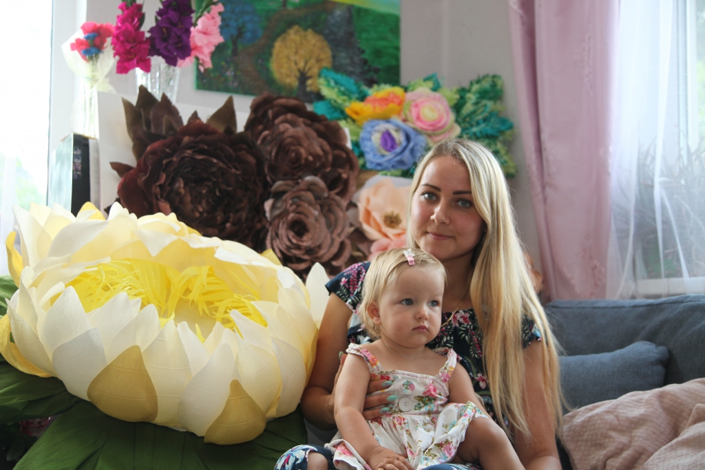 Egija Ozoliņa ar meitiņu Melindu labi jūtas nevīstošo ziedu pasaulē, kas raisa fantāziju un ļauj attīstīties radošajām spējām.
Autors: Gatis Bogdanovs