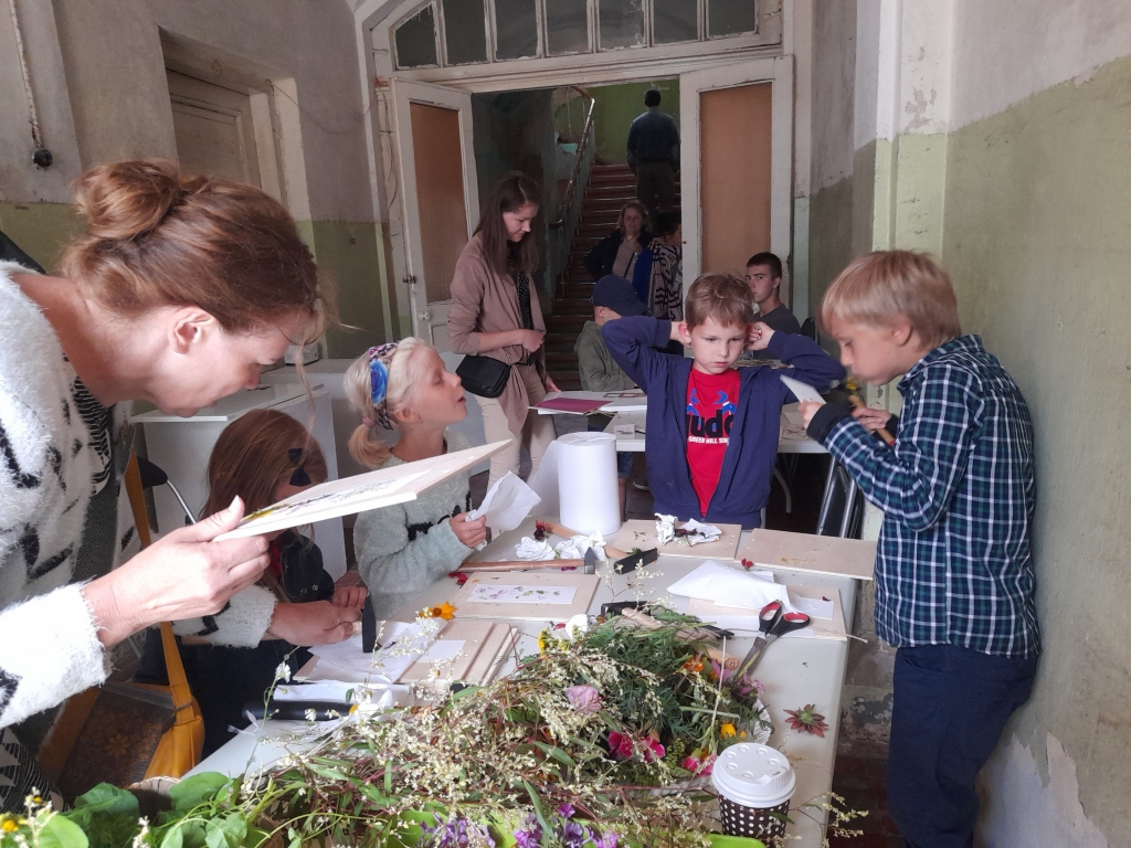 Festivāls “Divi Jūliji” pagājis un devis daudz ierosmju. Katrs atrada ko interesantu un svarīgu sev. Arī paši jaunākie festivāla apmeklētāji. Viss sākas ar mazumiņu - vērīgumu, ideju, neparastu pieeju, aizrautību un čaklumu. Tas ir lietišķās mākslas pamatu pamats. Veidot uz papīra dabas augu nospiedumus un novērtēt skaistumu bērnus rosināja radošā darbnīca, kuru piedāvāja biedrība “Radošā apvienība “Piektā Māja”” un Gulbenes mākslas skola. 
Autors: Inita Savicka