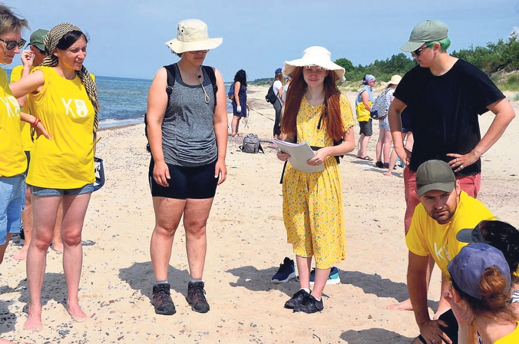 Pārgājienam ieteicams izvēlēties ērtus apavus un apģērbu. Citam ērtāk iet “botās” un kleitā, citam – basām kājām un peldkostīmā.
Autors: Foto: “Facebook.com/tirajuravieno”