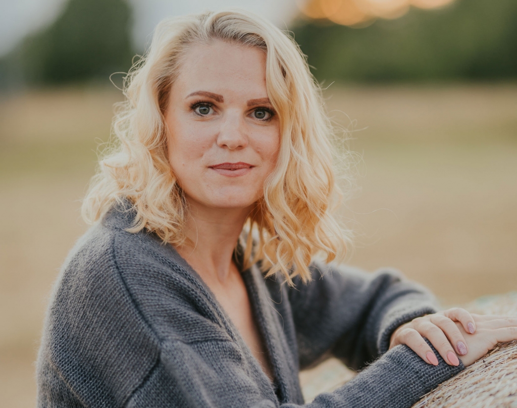 Par savu ģimenes uzņēmumu “Vikrem”, kas nodarbojas ar bērnu apģērbu ražošanu,  Zane Cinglere bilst, ka tas ir pārmaiņu priekšā, jo ir sasniedzis griestus tajā, ko var dot Latvijas apģērbu tirgum. Top plāni, kā dot vairāk. Zane iedvesmo sievietes nebaidīties dzīvot konkrētajā brīdī.
Autors: Raivo Sarelainens