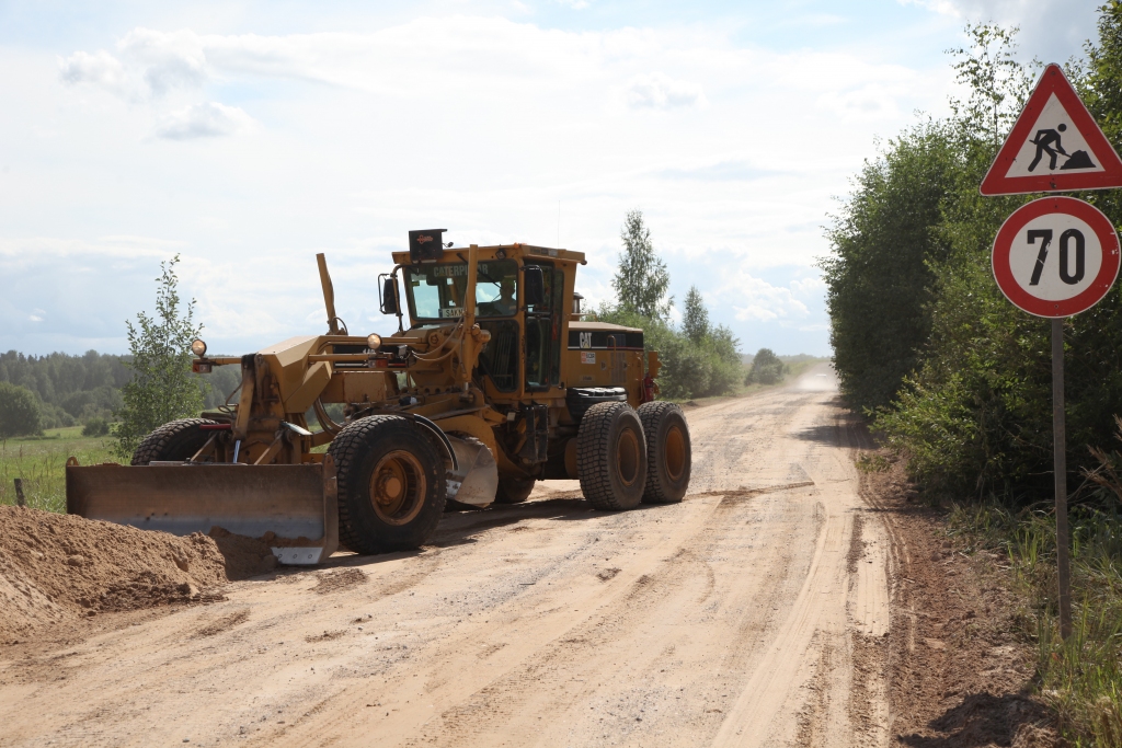 Lai arī daudzi tam vairs neticēja, augusta sākums tomēr nācis ar patīkamām ziņām, jo VSIA “Latvijas valsts ceļi” ir sākusi darbus autoceļa Ozoli-Liezēre-Tirza-Stāķi trijos posmos. Remonta laikā autovadītājiem gan nedaudz būs jāpacieš neērtības, kā arī jārēķinās ar ātrumu ierobežojošajām ceļa zīmēm.
Autors: Inita Savicka
