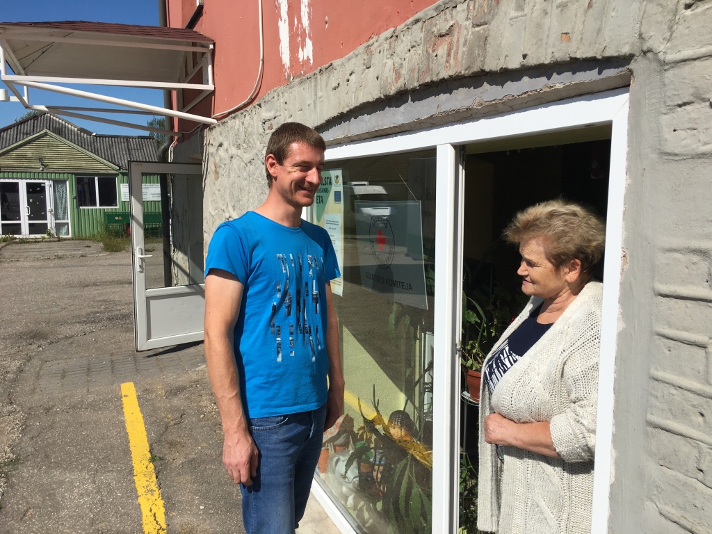 Jaunajā mājvietā Sarkanajam Krustam apmeklētāju skaits ir trīskāršojies, jo tas ir Gulbenes centrs. Telpas apmeklētajiem atvērtas darbdienās līdz pulksten 13.00. Par labāku iekārtojumu turpina rūpēties saimniecības daļas pārzinis Edgars Čerņenoks. Biedrības Gulbenes komitejas izpilddirektore Biruta Kozlovska atgādina - zupa (vāra slimnīcā) par brīvu tiek piedāvāta pirmdienās, trešdienās un piektdienās. Saņemt var novada sociālā dienesta klienti. Nākamnedēļ no otrdienas līdz piektdienai noritēs mazlietotu preču izplatīšanas akcija - ir jauns pievedums no ASV.
Autors: Diāna Odumiņa