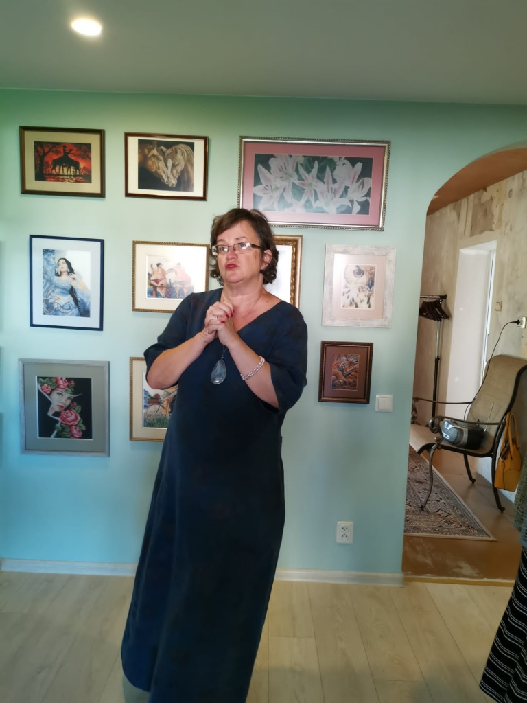 Izšuvēja Vineta Meistere piedāvā apskatīt savas krustdūrienā izšūtās gleznas, kā arī pie viņas var pasūtīt krustdūriena tehnikā izšūtus fotoalbumus, recepšu grāmatiņas un blociņus. Darbi jūs pārsteigs!