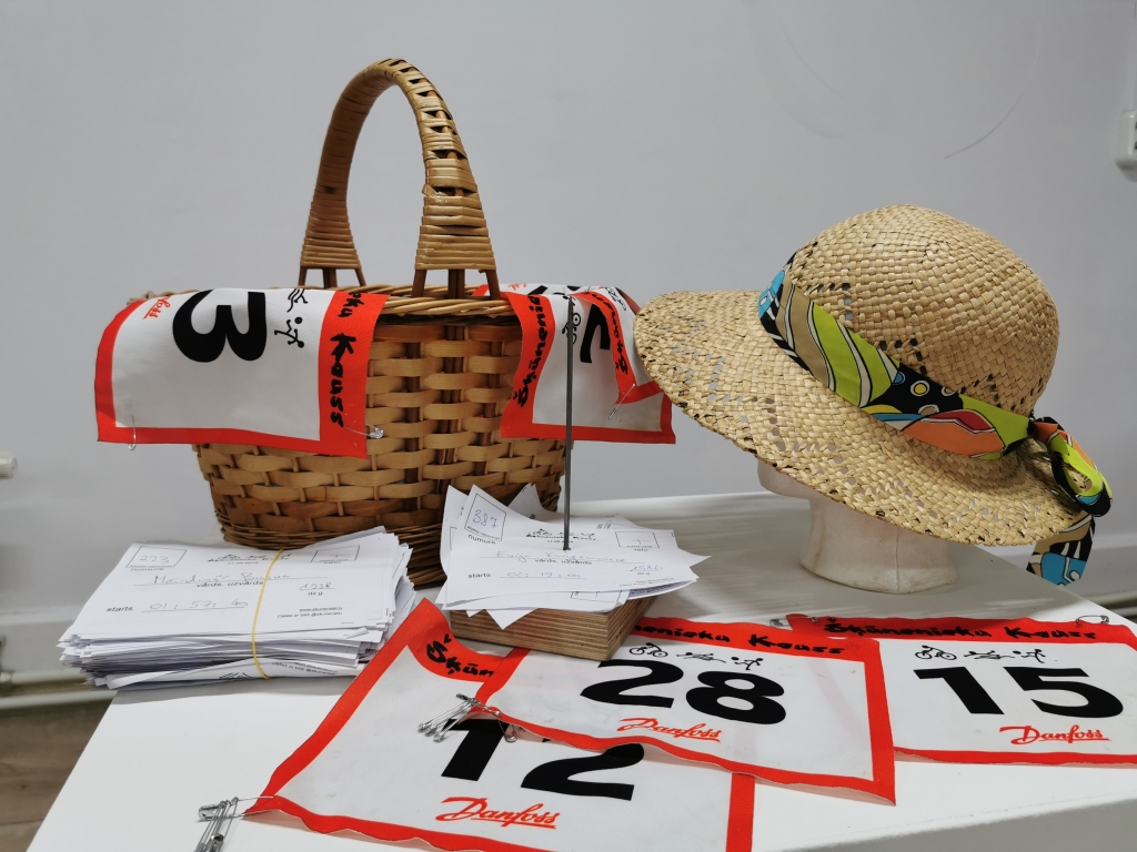 Katru gadu šajās sacensībās dalībniekiem tika izsniegti vieni un tie paši numuri. Fotoattēlā redzamā cepure un grozs pieder kādai sievietei, kura pēc sacensībām dalībnieku numurus parasti salika grozā.
Autors: Dana Puidze