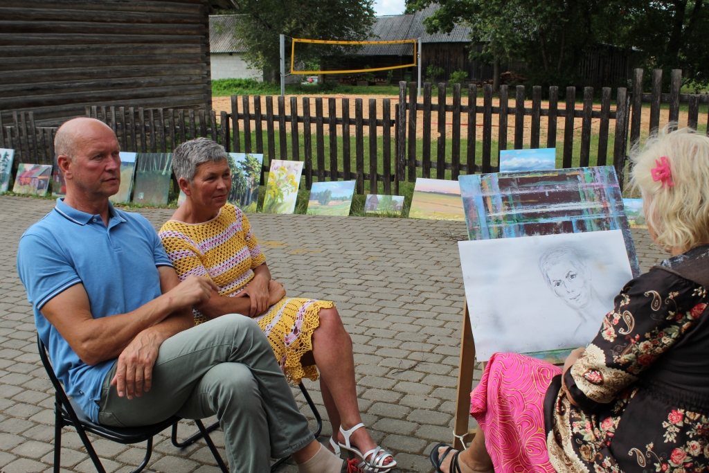 Māksliniece Maija Bērziņa (no labās) no Salaspils uz ielas Lejasciemā zīmē “ātros portretus”. Māksliniecei ļoti patika plenērs, un viņa priecājas, ka tas notiek tik augstā līmenī.
Autors: no personiskā arhīva