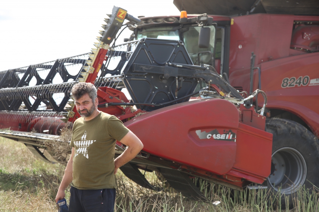Laikapstākļi steidzina. Šīs vasaras karstais laiks steidzinājis labības un rapša kulšanu vismaz par 10 dienām agrāk arī Gulbenes novadā. Galgauskas pagasta zemnieku saimniecības “Torņakalns” īpašnieks Adris Gargurnis nesūrojas, ka graudu raža būs krietni mazāka, jo pieredzēti arī sliktāki gadi. Tagad jāsteidz kult, lai lietus neietekmētu graudu un rapša kvalitāti.
Autors: Inita Savicka