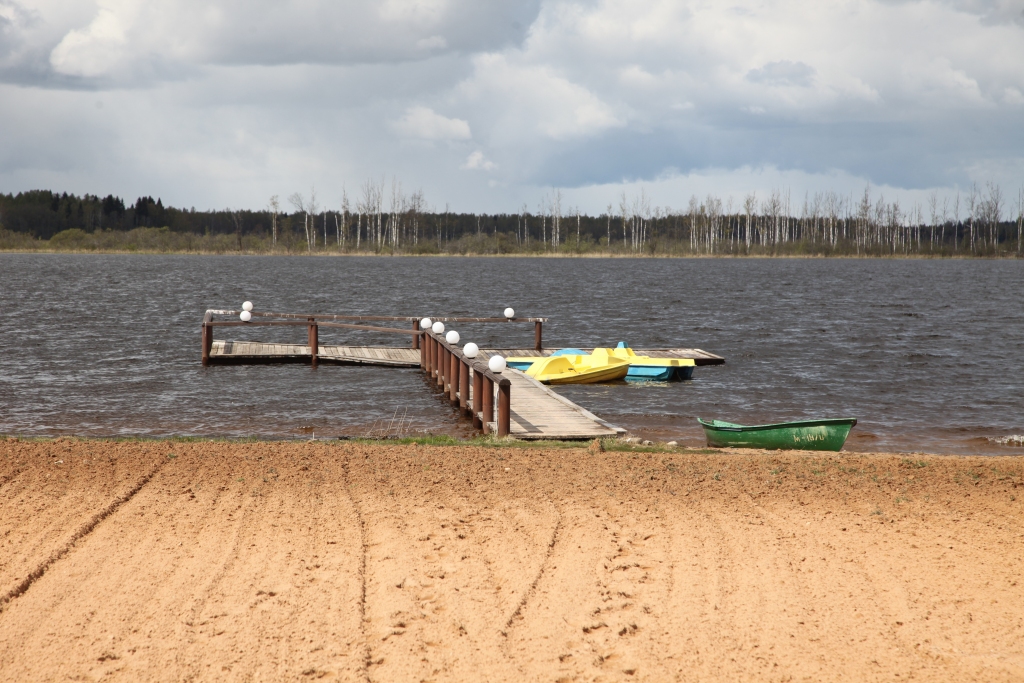 
Cilvēku vizināšana virvē piesietā peldamrīkā, kuru velk ūdens motocikls, ir ekstrēma nodarbe. Ūdens motocikla    vadītājam piesardzība ir jāievēro visu laiku un sevišķi – krasta tuvumā, kur var būt ne tikai laipa, bet arī sanesumi vai citi cilvēki, kuri peldas.
Autors: no “Dzirksteles” arhīva