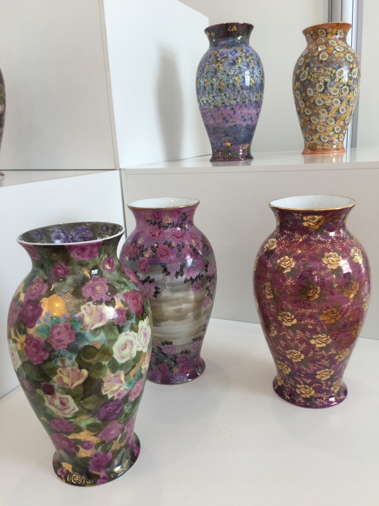 Apburoši un iekārojami darbi. Daudzi, apskatot Ineses Brants uzburto porcelāna pasaku, gribētu to iegūt savā īpašumā.
Autors: Diāna Odumiņa