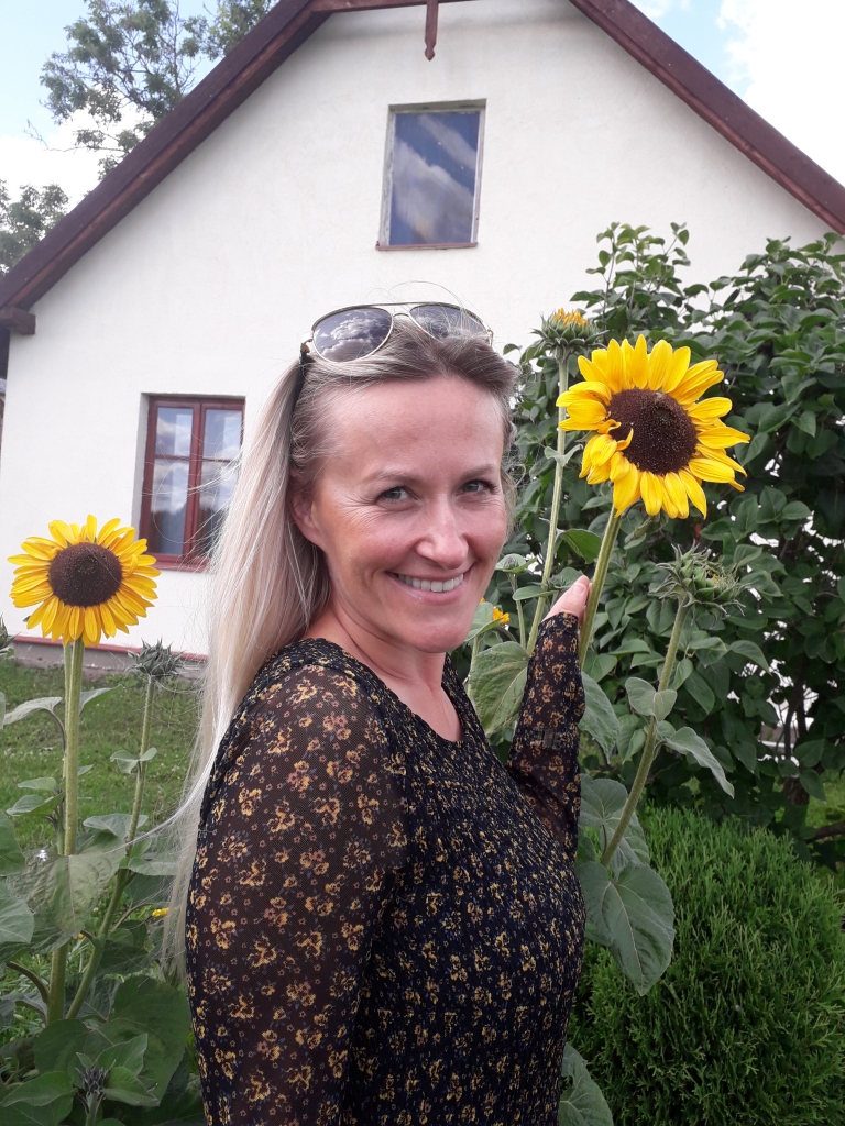 Sintija Ingaglio ar sirsnīgo smaidu rada gaišu un saulainu iespaidu, līdzinoties saulespuķēm, kas viņai ir mīļas.
Autors: Mārīte Dzene