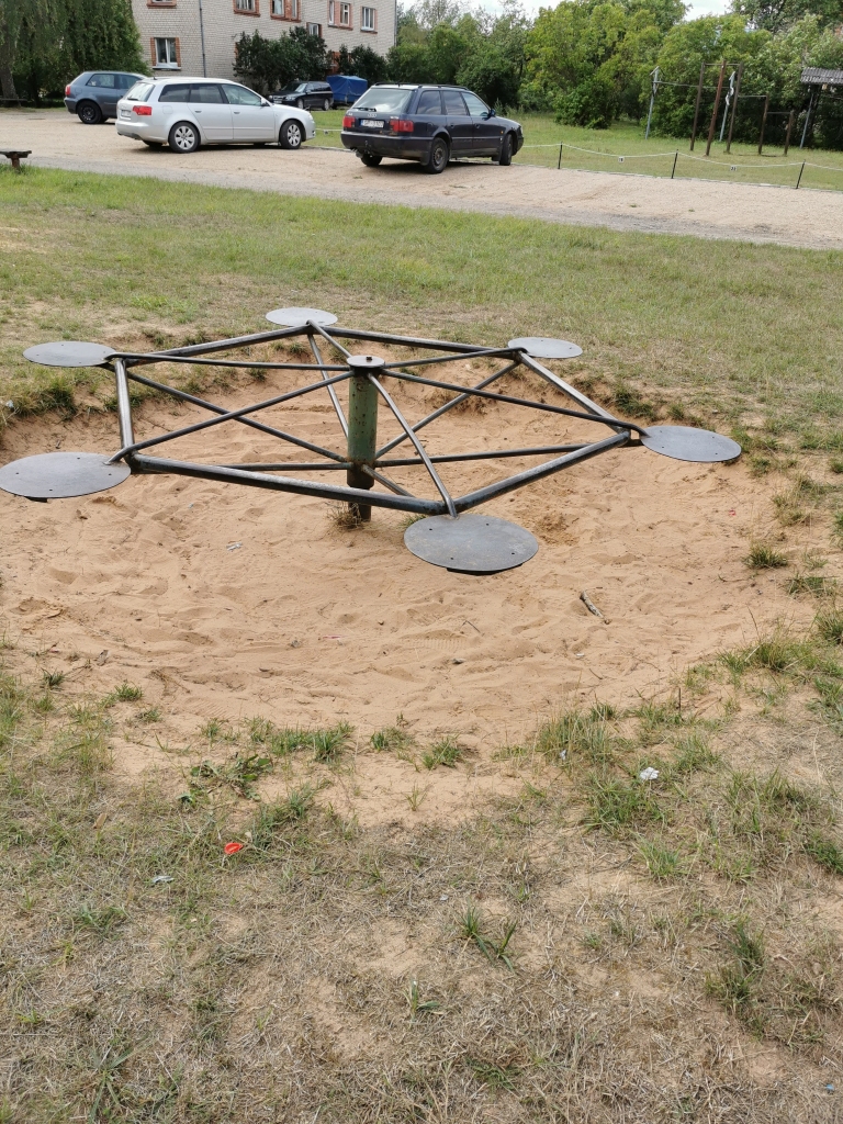 “Karuselis” – bīstama ierīce bērnu rotaļlaukumā Šķieneros. Tas ir mantojums no aizvadītajiem sociālisma gadiem. “Karuselis” ir no dzelzs, tātad mūžīgs. Vai bērni nav pelnījuši ko mūsdienīgāku un mazāk traumatisku? 
Autors: no personiskā arhīva