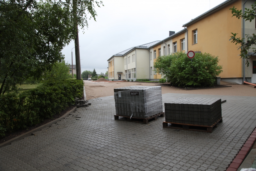 Pie Gulbenes slimnīcas ēkas sākušies bruģēšanas darbi.
Autors: Inita Savicka