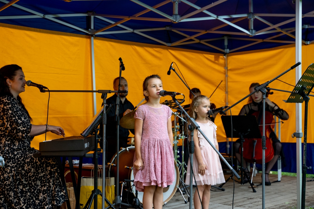 Mazās gulbenietes Emīlija un Elisa šosvētdien pirmo reizi kāpa uz skatuves, lai izpildītu dziesmiņu par “Ežuku”. Mamma Dana Kolina atzīst, ka tas prasīja lielu drosmi abām.
Autors: Dana Kolina