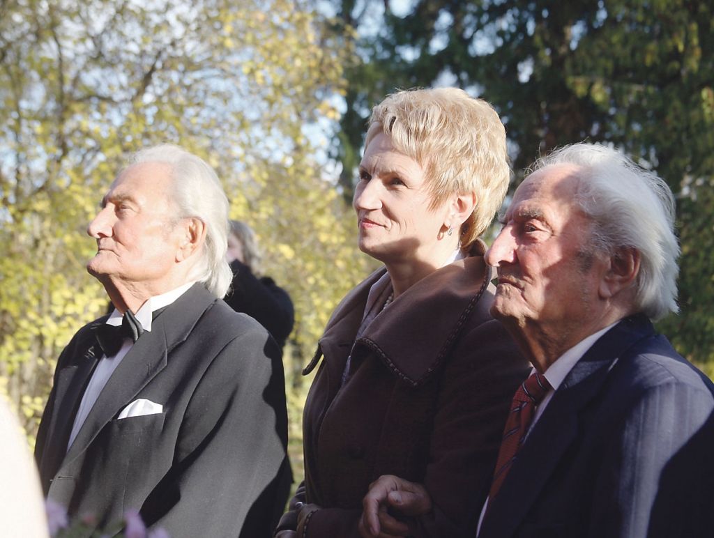 2011.gadā Gulbenē skaisti tik svinēta Imanta un Gido Kokaru 90 gadu jubileja. Diemžēl drīz pēc tās Imants devās mūžības ceļā, bet sadarbība ar Gido turpinājās. Mainījās novada dome (attēlā toreizējā domes priekšsēdētāja Sandra Daudziņa), bet nemainīga vienmēr paliks izcilo novadnieku izauklētā kora dziesmu mīlestība. Tā dzīvo un ceļ spārnos arvien no jauna.
Autors: no “Dzirksteles” arhīva
