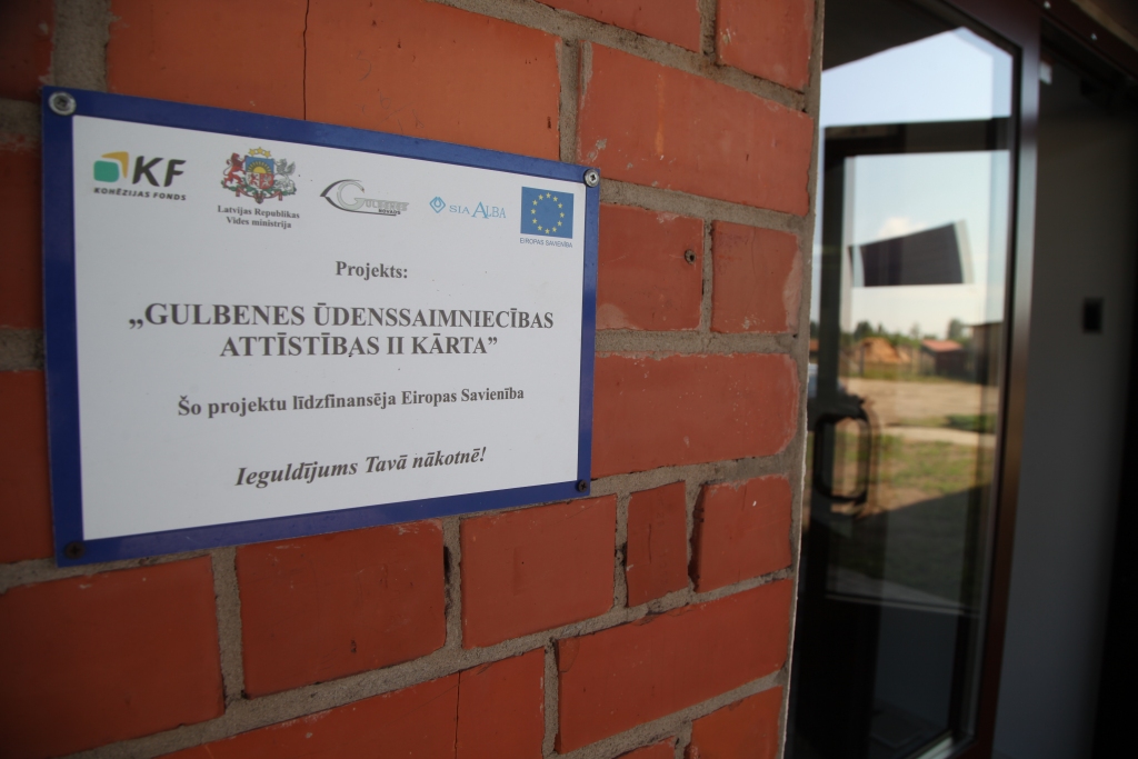 Eiropas Savienības naudas piesaiste – kā nākotnes formula. Ieejas durvju plāksne pie SIA “Gulbenes nami” biroja ieejas Gulbenē, Blaumaņa ielā 56a.
Autors: Ginta Alberte