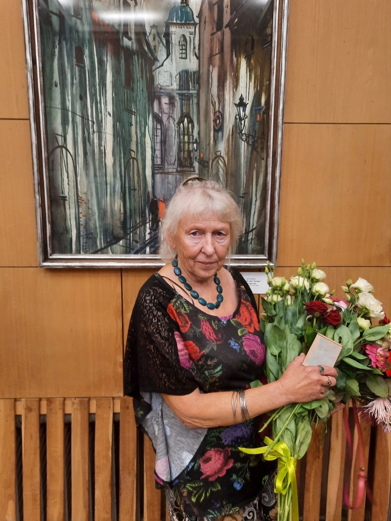 Jāņa Brektes meita – Ilona Brekte izstādei Lizuma kultūras namā atvēlējusi mākslinieka darbus arī  par visiem zināmo Vecrīgas tēmu. Neviens tā nav spējis attēlot Vecrīgu kā Jānis Brekte. Bet man gribas vēlreiz citēt Ingrīdu Burāni: “Brekte māca redzēt mūs skaistumu un padara labākus.”
Autors: Ginta Alberte