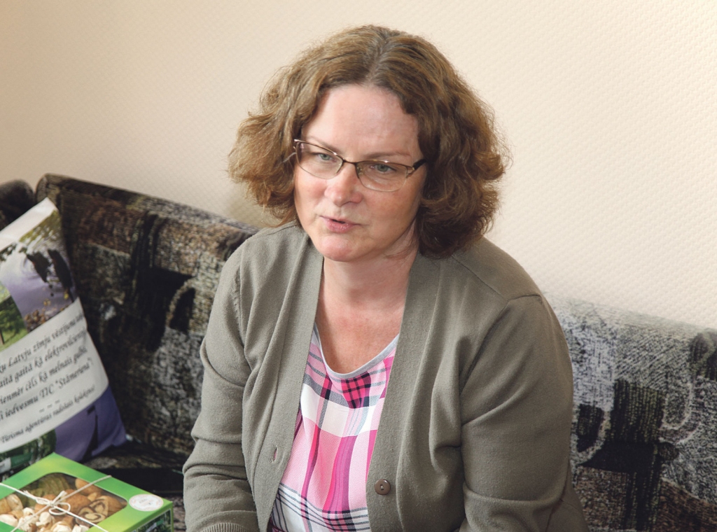 Ar atlocītām piedurknēm metās “Dzirksteles” tapšanā. Pusgadu eksperte Sigita Roķe (attēlā) bija kopā ar redakcijas kolektīvu, atbalstīja galveno redaktori Gintu Alberti vadības jautājumos. S.Roķe palīdzēja saskatīt trūkumus darbā, labot tos un galvenais – mudināja redzēt mērķi un sekot tam.
Autors: Inita Savicka